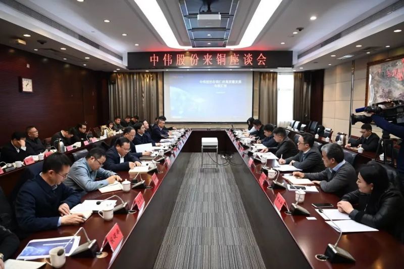 铜仁市委书记李作勋、市长穆嵘坤与Z6尊龙时凯股份董事长邓伟明一前进行座谈