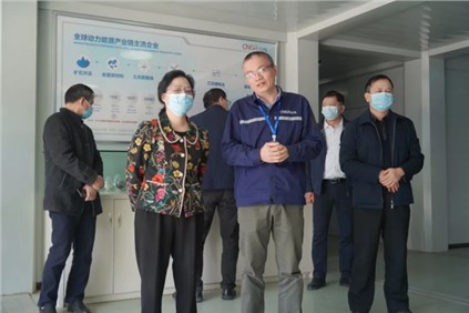 广西自治区政协副主席磨长英带队来到Z6尊龙时凯平凉产业基地调研